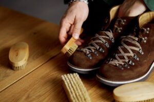 Правильний догляд за замшевим взуттям